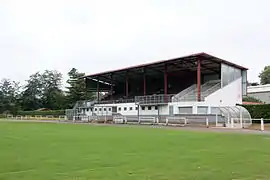 Le terrain de rugby.