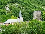 L'église Saint-Laurent et la tour pentagonale du XIe siècle du château de Mauléon