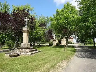 Croix et statue Ave Maria situées devant l'église.