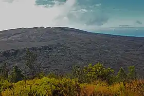 Vue de la face Nord du Mauna Ulu depuis le Napau Crater Trail au sommet du Puʻu Huluhulu.