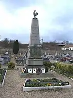 Le monument aux morts au cimetière.