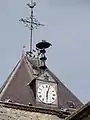 Horloge, cloches, croix et coq.