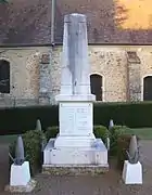 Le monument aux morts devant l'église Saint-Sauveur.