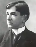 portrait photo en noir et blanc d'un jeune homme blanc en habit cravate.