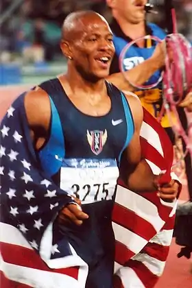 Photographie de Maurice Greene après sa victoire lors des Jeux olympiques de Sydney