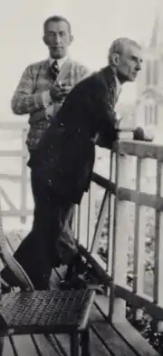 photographie noir et blanc de deux hommes au balcon