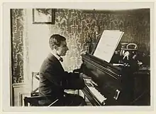 Photo noir et blanc d'un homme de profil au piano.