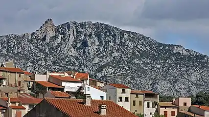 La château de Quéribus domine Maury