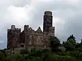 Le château de Maus (Rhénanie-Palatinat) avec son bergfried rond.