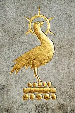 Dessin entièrement réhaussé de feuille d'or représentant un oiseau majestueux sur un bûcher éteint, regardant vers le ciel. Il porte une sorte d'auréole.