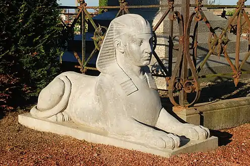 Sphinx gardant l'entrée de l'allée.