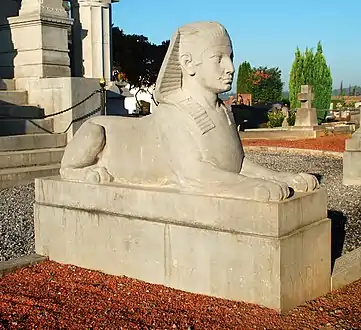 Sphinx gardant le mausolée.