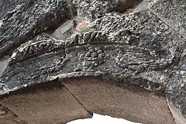 Détail de l'archivolte, intérieur de l'arc de la cella. Décor à colombe et coupe de fruits