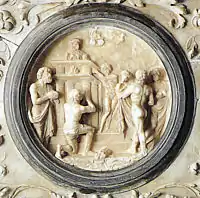 bas-relief circulaire représentant des hommes lors d'un sacrifice.