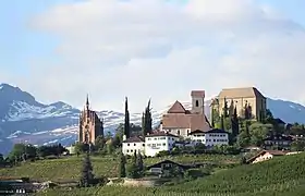 Château de Scena avec l'église paroissiale et le mausolée de l'archiduc Johann et Anna Plochl.