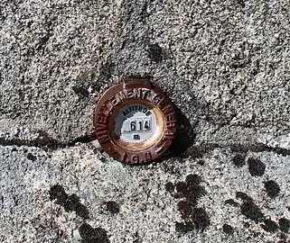 La borne de nivellement fixée sur le mur de l'église indique que de lieu est situé à une altitude de 614 m.