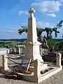 Le monument aux morts dans le cimetière (juin 2013).