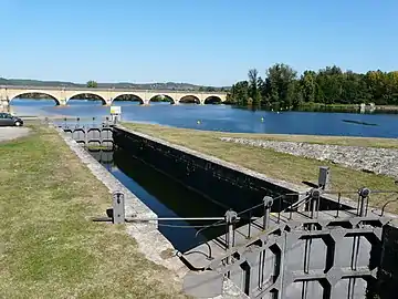 La prise d'eau du canal de Lalinde à l'écluse de Mauzac.