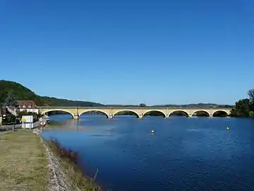 Le pont ferroviaire de Mauzac sur la retenue du barrage.