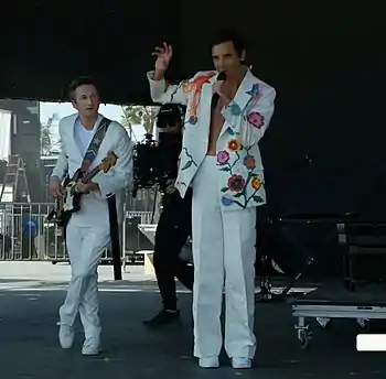 Max Taylor sur la scène du festival américain Coachella, aux côtés de Mika (2022)