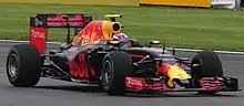 Photo vue de droite de la Red Bull RB12 de Verstappen