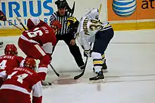 Photographie de deux joueurs de hockey à l'engagement