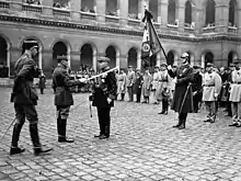 Porte-drapeau du 46e RI lors de la décoration du général Naulin par le général Weygand en 1932 aux Invalides.