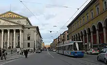 Le Palais Toerring-Jettenbach à Munich (à droite, en face de l'opéra)