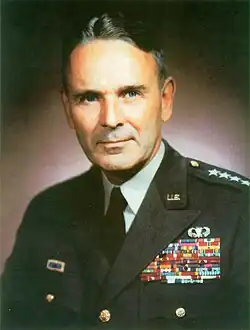 Portrait officiel du général Maxwell D. Taylor.