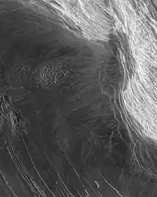 Image SAR prise par Magellan de Skadi Mons dans Maxwell Montes de Vénus