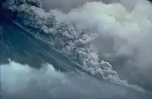 nuée ardente dévalant le flanc du volcan