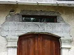 Linteau de porte dans le village.