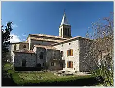 La mairie et l'église de Mayres.