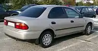 Vue arrière de la Mazda 323 Familia