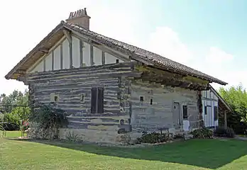 Mazières-Naresse - Maison à empilage de poutres de Peyregras.