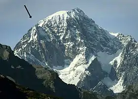 Pointe Louis-Amédée (à gauche du sommet enneigé du mont Blanc et du sommet rocheux du mont Blanc de Courmayeur).