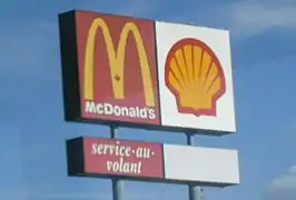 Une enseigne pour un service au volant chez McDonald's au Canada.