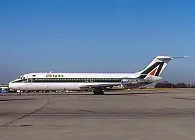 I-ATJA, le Douglas DC-9 d'Alitalia impliqué dans l'accident, ici à l'aéroport de Paris-Charles de Gaulle en août 1990.