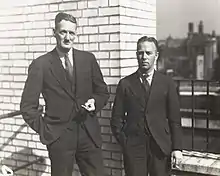 McGregor avec Walker, son copilote pour la course de 1934. Les deux se tiennent debout, regardent le photographes et portent des costumes 3 pièces.