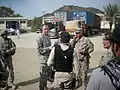 Les 82e soldats et les unités logistiques de la Force opérationnelle interarmées combinées marchent dans la zone frontalière de Torkham avec le directeur du Centre d'opérations de déploiement et de distribution du CENTCOM, major général de l'armée de l'air américaine, Robert McMahon, le 25 mars 2010 à Torkham, en Afghanistan.