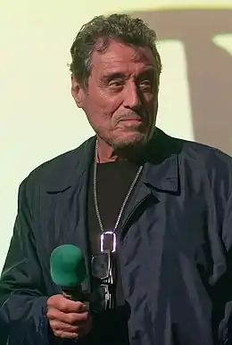 Ian McShane dans le rôle de Leigh Emerson