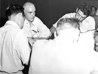 Photo en noir et blanc de Charles B. McVay III lors de son audition après le naufrage.