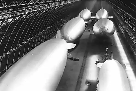 Six blimps à l'hélium dans un des hangars de Santa Ana, en mai 1945.