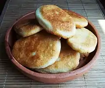 Mtchadi, pains de farine de maïs (ici, petits et frits dans l'huile).