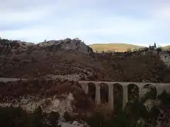 Le village sur sa crête ; viaduc des chemins de fer de Provence.