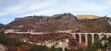 La gare et le viaduc dans le paysage.