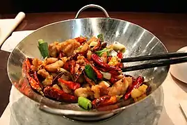 Un plat servi dans un wok (Hong Kong)
