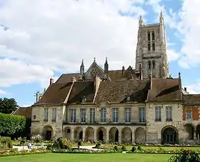 Le palais épiscopal (musée Bossuet) et les jardins, la cathédrale Saint-Étienne de Meaux au second plan.