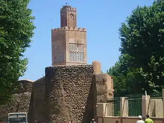Vue extérieure de l'enceinte du Mechouar et du minaret de sa mosquée.