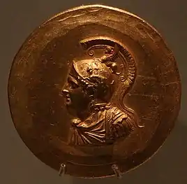 Médaillon d'or du trésor d'Aboukir à l'effigie d'Alexandre portant une armure et un casque attique, époque romaine, Musée Calouste-Gulbenkian, Lisbonne.